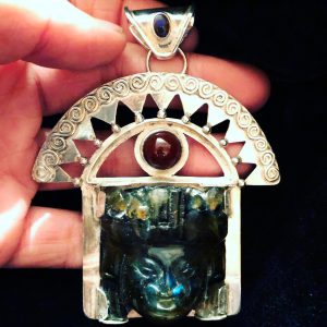Dije de plata 950 con piedra labradoria